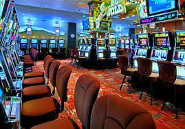 365slots တိုက်ရိုက်ကာစီနို Baccarat Table တွင် Live Dealer ကဒ်ဖြန့်ပေးနေသောမြင်ကွင်း